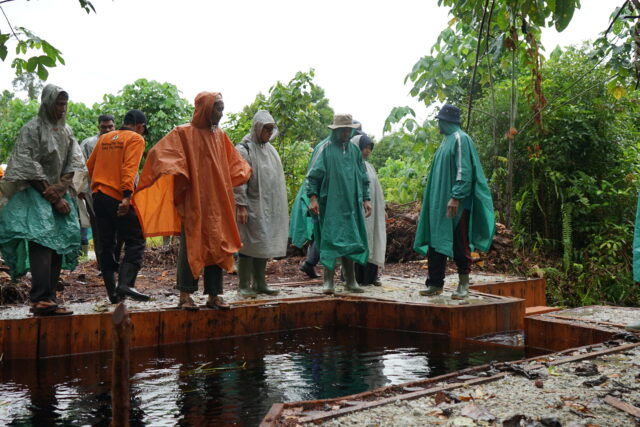 Site visit researchers from Hokkaido Univ, UNDP, International Peat Society (IPS), Japan Peatland Society (JPS), BRG (Peatland Restoration Agency)