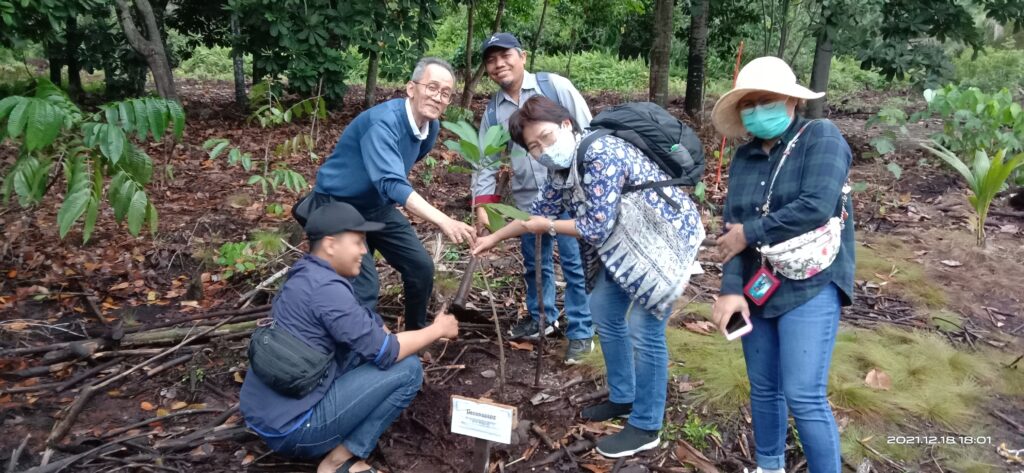 Senior researchers from IPB University (Prof. Hanny Wijaya) and from BRIN (Prof Wahyu) and other researcher Visited Tanjung Leban RC